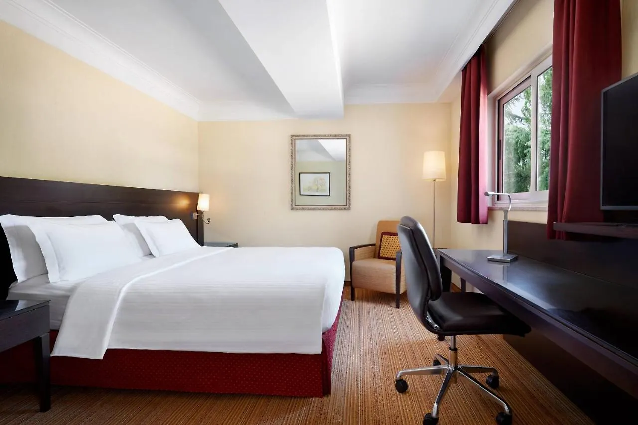 Courtyard By Marriott Rome Central Park 4*,