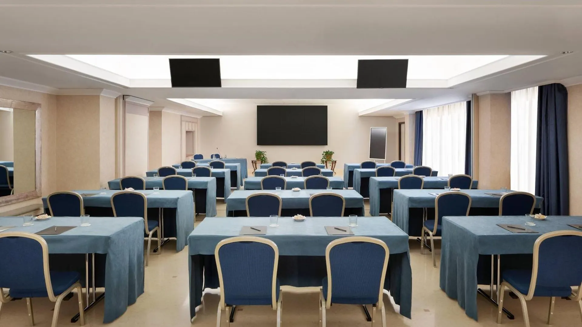 Courtyard By Marriott Rome Central Park Hotel