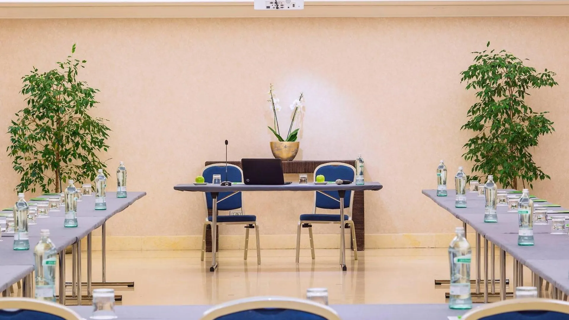 Courtyard By Marriott Rome Central Park Hotel